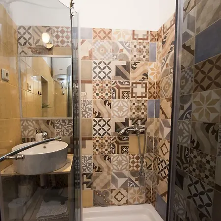 Family Friendly With A Swimming Pool - 17338